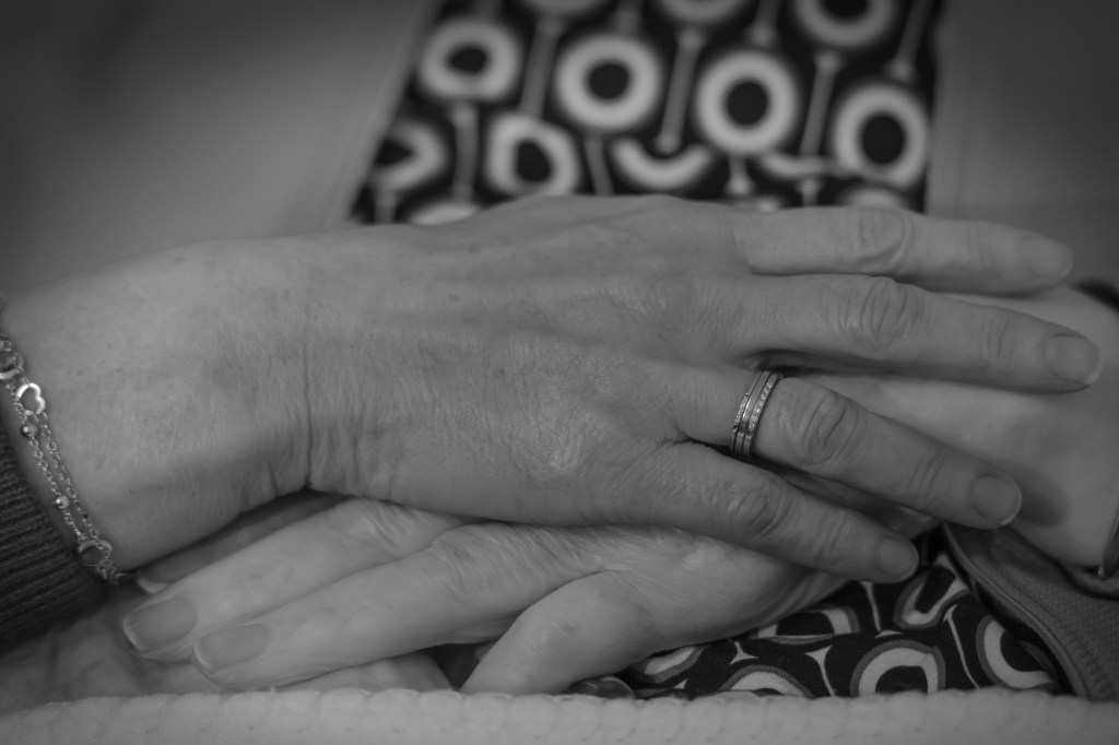 DE HAND OP DE HAND in liefde afscheid&nbsp;nemen